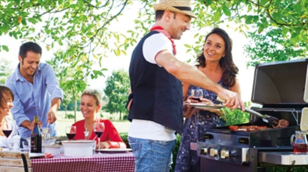 1544616759-BBQ-Party-Ideas-to-Have-Fun-in-the-Sun.jpg